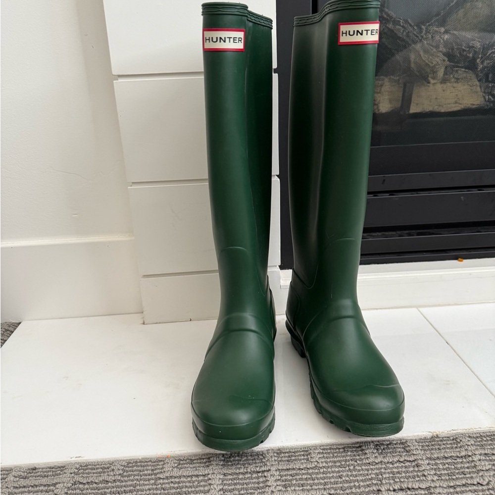 Knee length hunter boots. Like new. Barely worn. No issues with them.